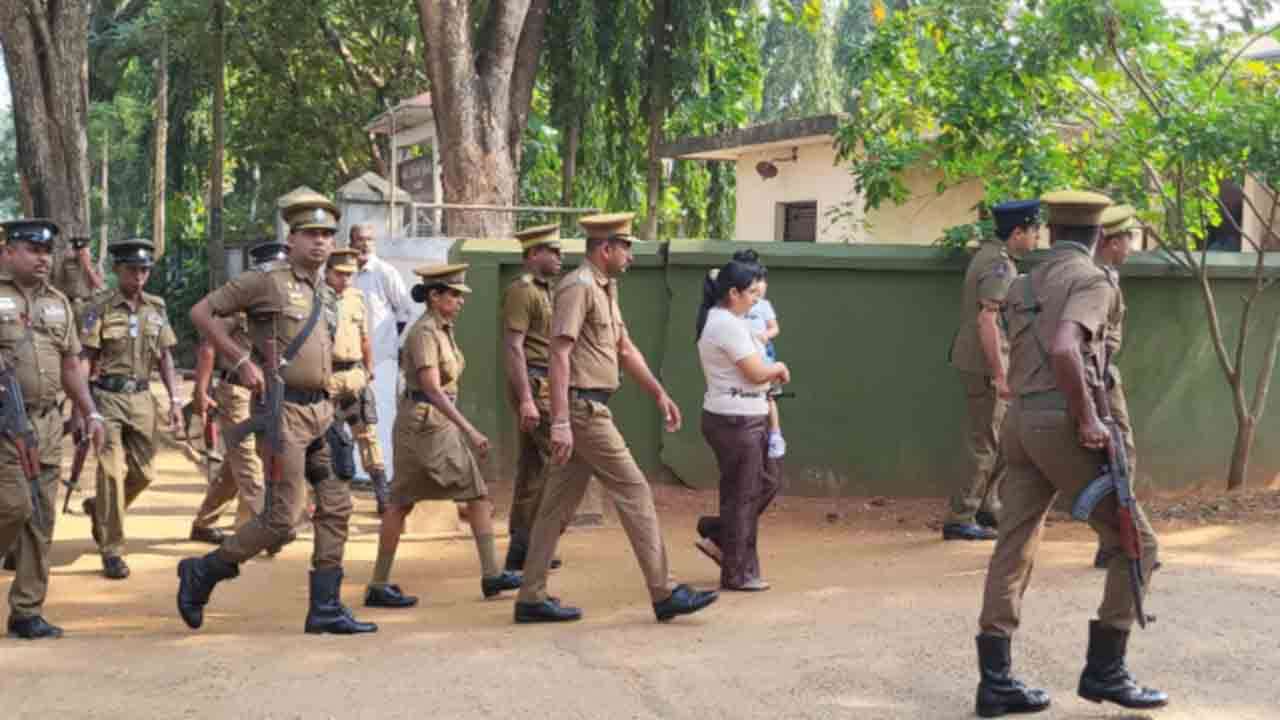 கடவுச்சீட்டு மோசடி வழக்கு – வவுனியா நீதிமன்றில் ஆஜர்படுத்தப்பட்ட பெக்கோ சமனின் மனைவி