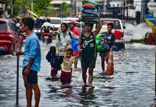 பிலிப்பைன்ஸ் சூறாவளி பலர் உயிரிழப்பு, வெள்ளத்தினால் நிவாரணப் பணிகள் தாமதம்