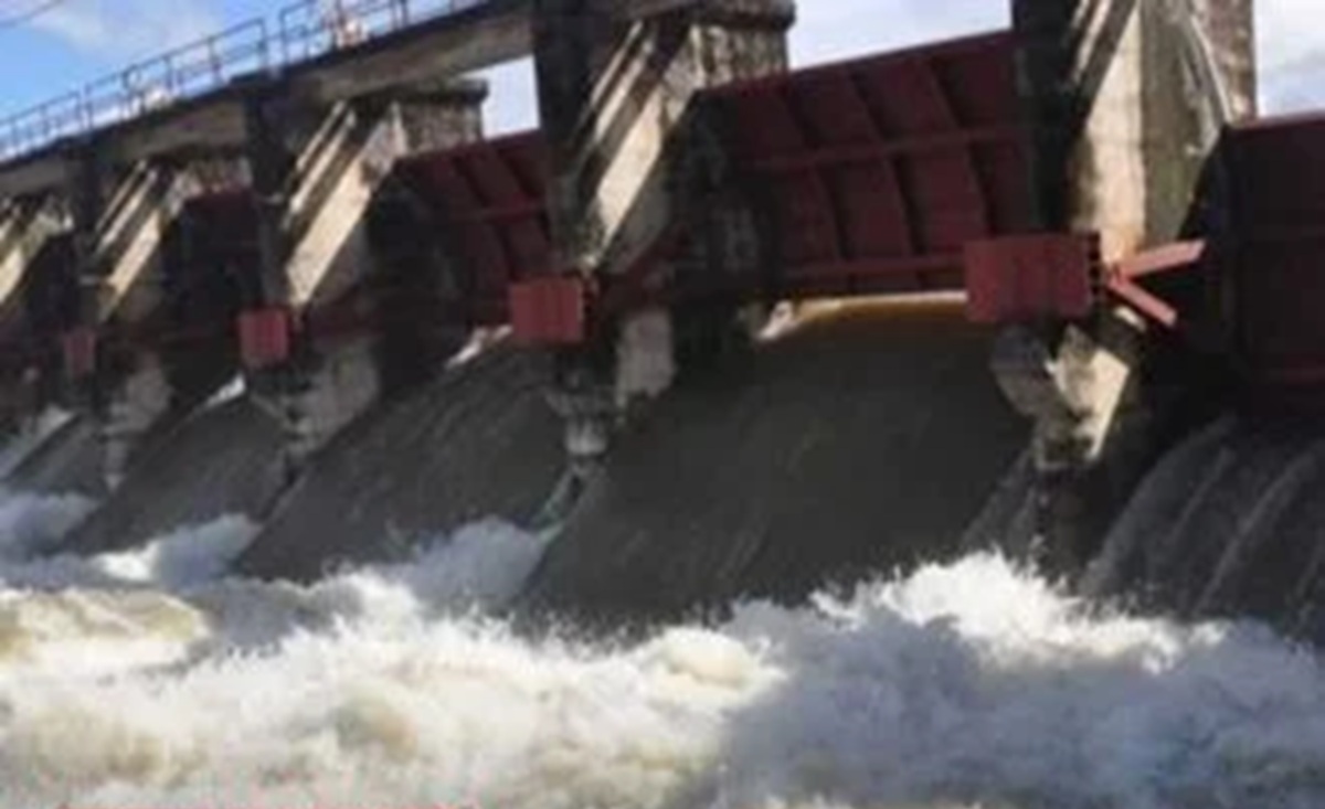 இரணைமடு குளத்தில் உடைந்த வெள்ளத் தடுப்புச் சுவர் இரணைமடு குளத்தில் உடைந்த வெள்ளத் தடுப்புச் சுவர்