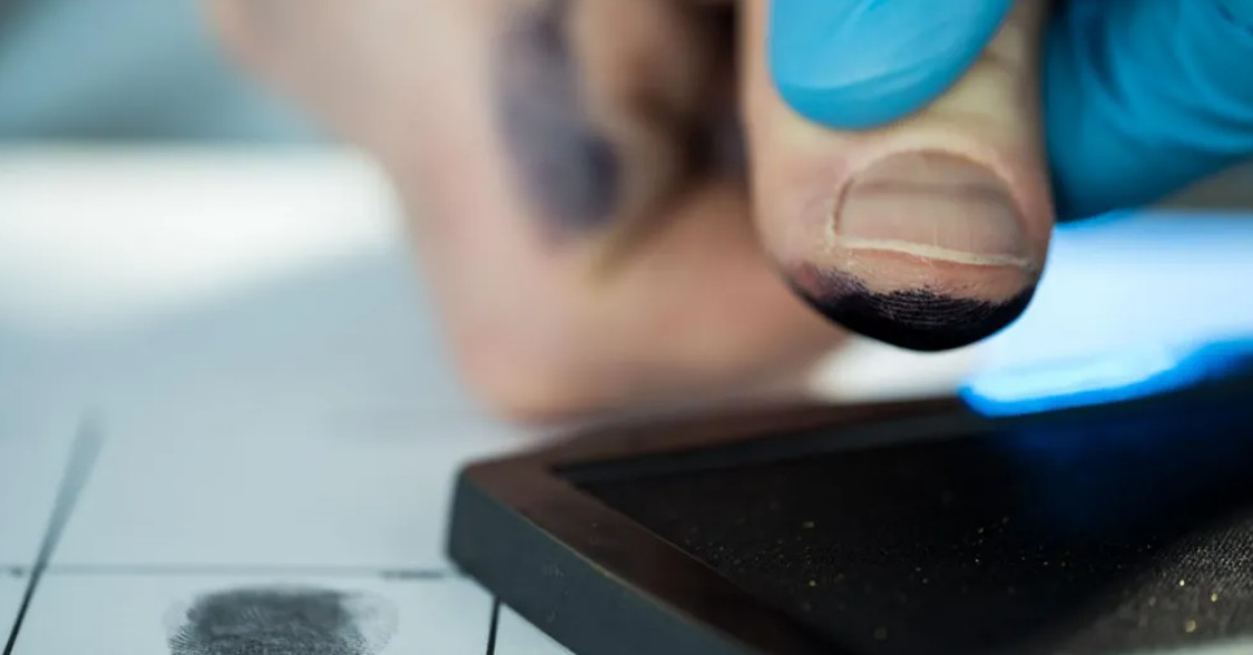 ஸ்காட்லாந்தில் கைரேகைகள் பாரம்பரிய முறையில் பதிவு செய்யப்படுவதாக குற்றச்சாட்டு