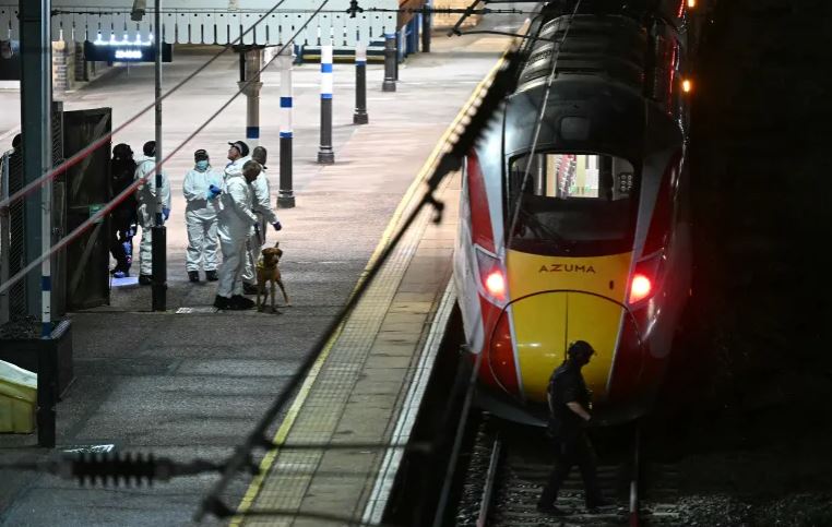 பிரித்தானியாவில் ரயிலில் கத்திக் குத்து தாக்குதல் – 10 பேர் வைத்தியசாலையில் அனுமதி பிரித்தானியாவில் ரயிலில் கத்திக் குத்து தாக்குதல் – 10 பேர் வைத்தியசாலையில் அனுமதி