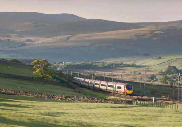 பிரித்தானியாவின் கும்ப்ரியாவில் ரயில் தடம் புரண்டது  –  அவசர சேவைகளுக்கு அழைப்பு