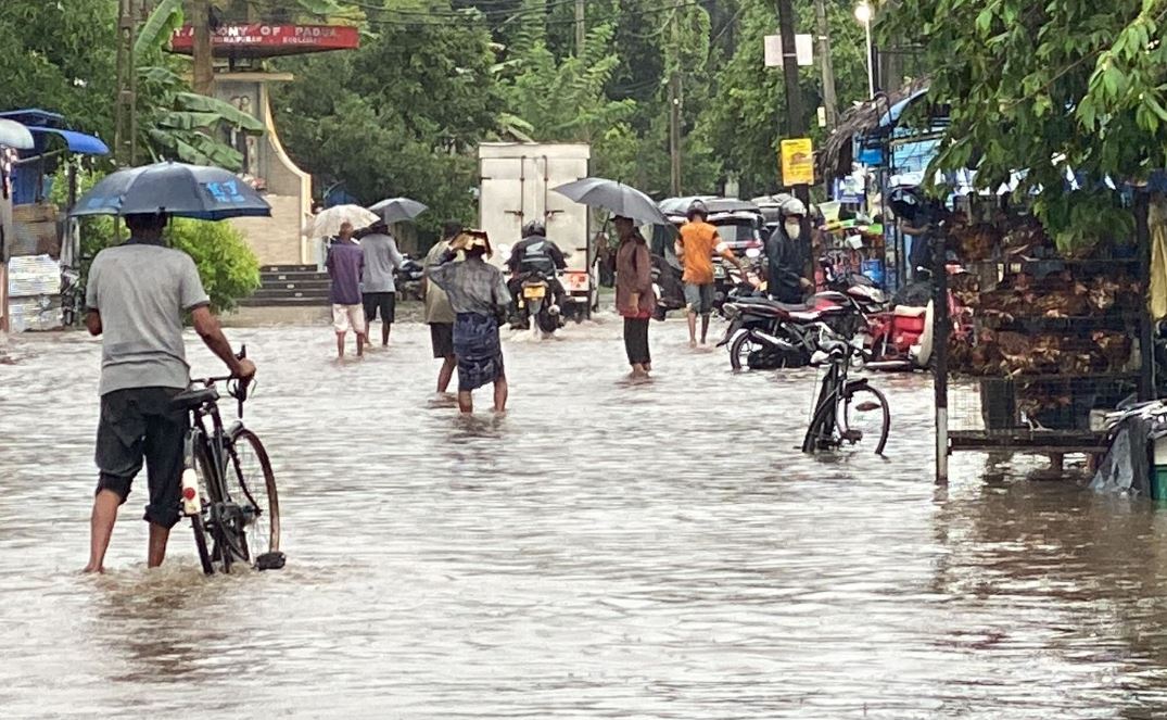 மட்டக்களப்பில் அடைமழை – வெள்ளத்தில் மூழ்கிய வீதிகள்