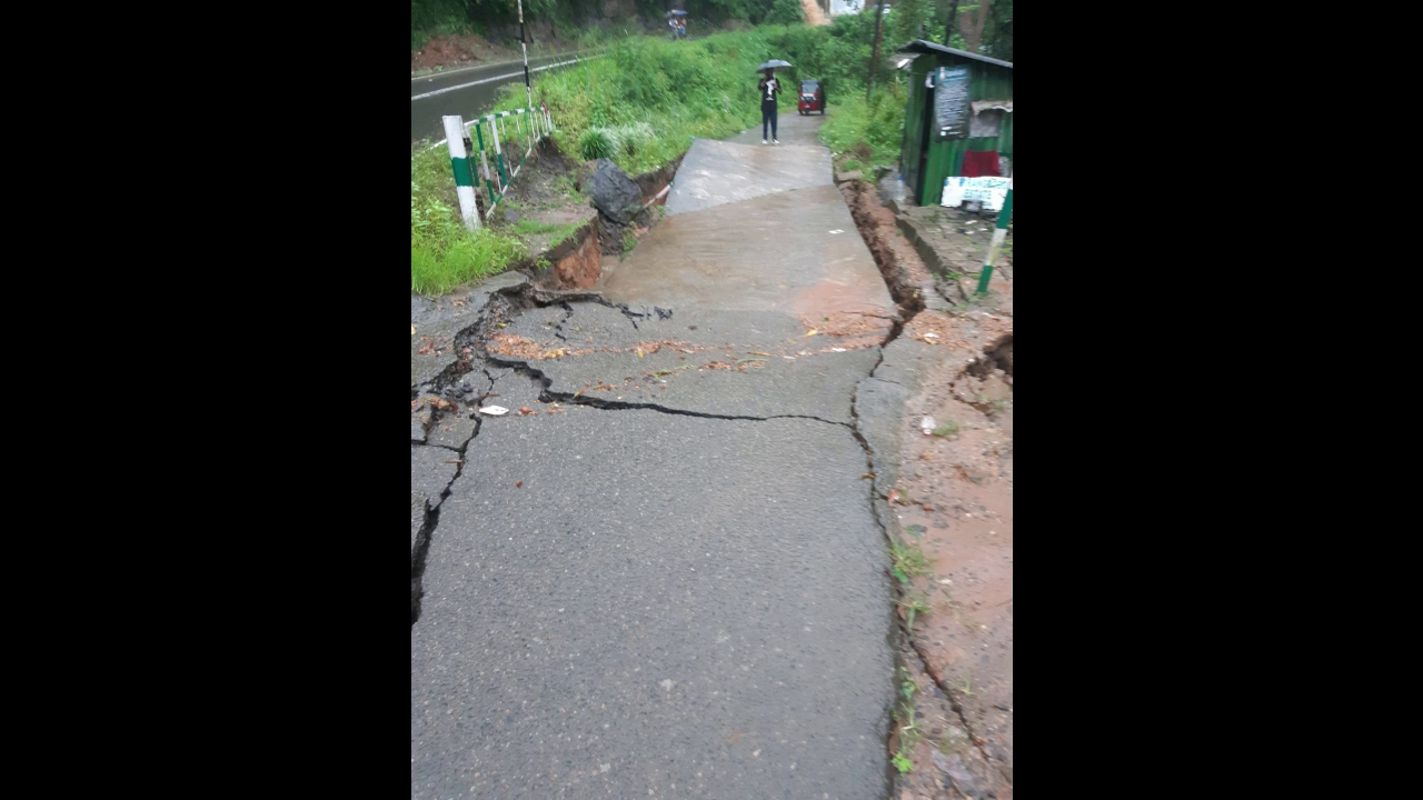 நுவரெலியா – கம்பளை பிரதான வீதியில் கற்பாறைகள் சரிந்து விழும் அபாயம் நுவரெலியா – கம்பளை பிரதான வீதியில் கற்பாறைகள் சரிந்து விழும் அபாயம்