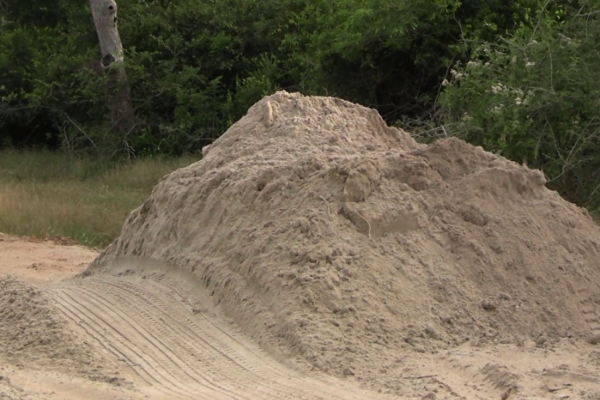 கிளிநொச்சியில் பொலிஸாரின் உதவியுடன் நாளாந்தம் சட்டவிரோத மணல் அகழ்வு