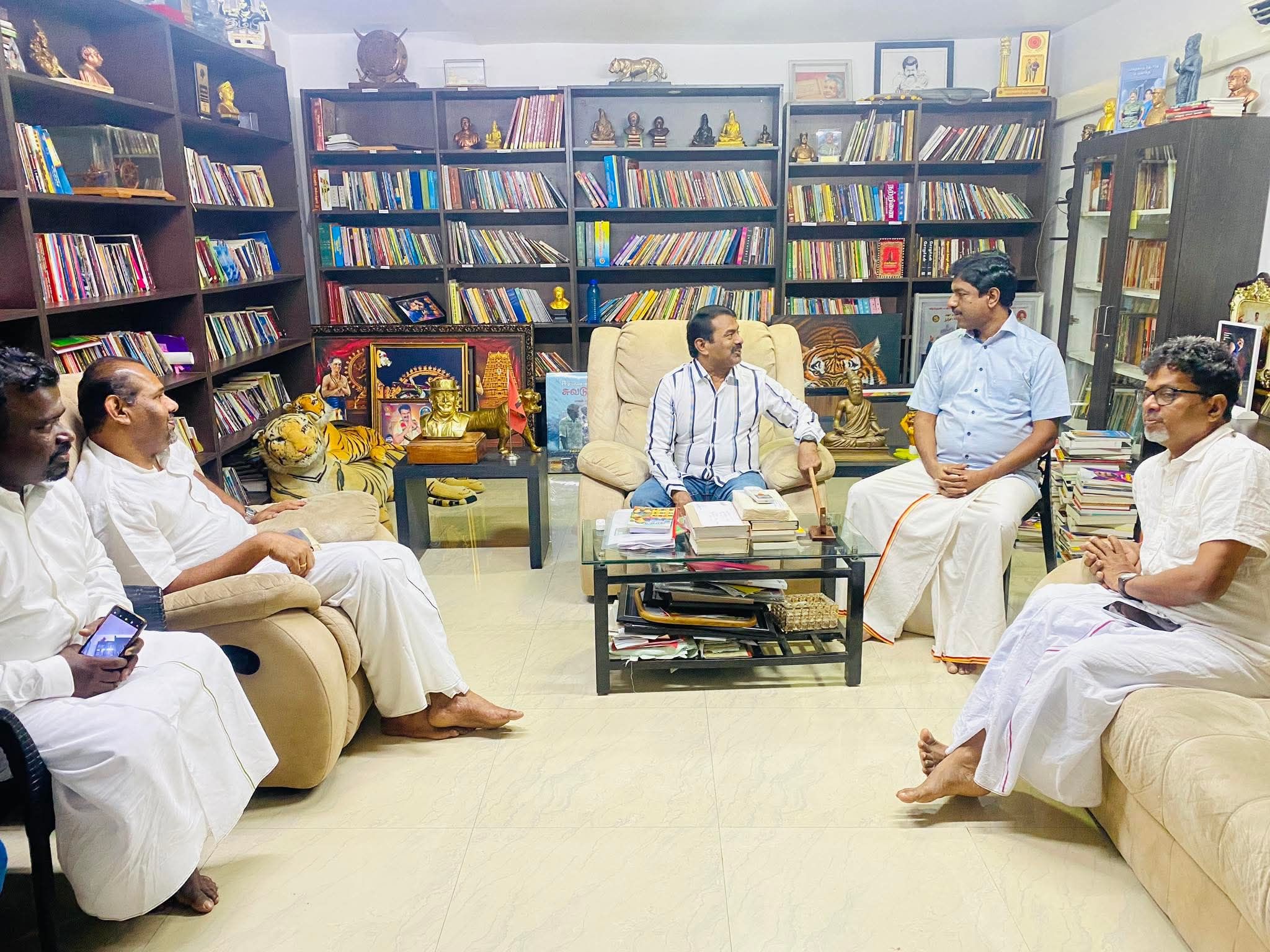 கஜேந்திரகுமார் தலைமையிலான குழு சீமானுடன் சந்திப்பு