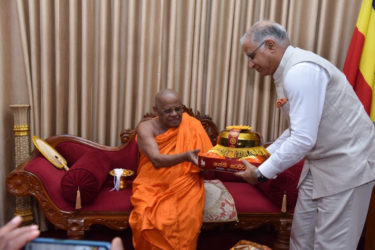 இக்கட்டான நேரத்தில் உதவும் இந்தியாவிற்குத் மகாநாயக்க தேரர்கள் நன்றி இக்கட்டான நேரத்தில் உதவும் இந்தியாவிற்குத் மகாநாயக்க தேரர்கள் நன்றி