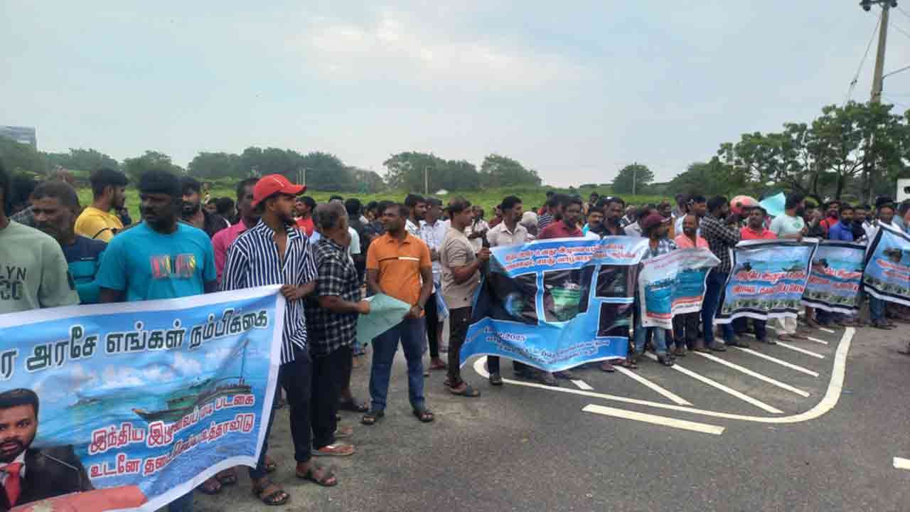 இந்திய மீனவர்களின் அத்துமீறலைக் கட்டுப்படுத்தக் கோரி யாழில் பாரிய பேரணி இந்திய மீனவர்களின் அத்துமீறலைக் கட்டுப்படுத்தக் கோரி யாழில் பாரிய பேரணி