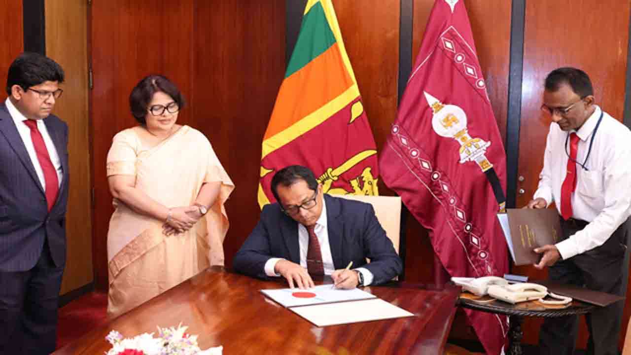 மூன்று சட்டமூலங்களை சான்றுரைப்படுத்தினார் சபாநாயகர் மூன்று சட்டமூலங்களை சான்றுரைப்படுத்தினார் சபாநாயகர்