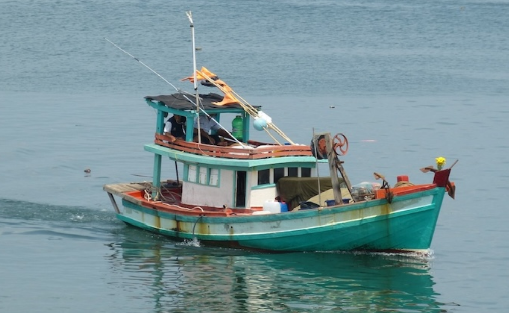 சட்டவிரோத மீன்பிடியில் ஈடுபட்ட குற்றச்சாட்டில் 12 தமிழக மீனவர்கள் கைது