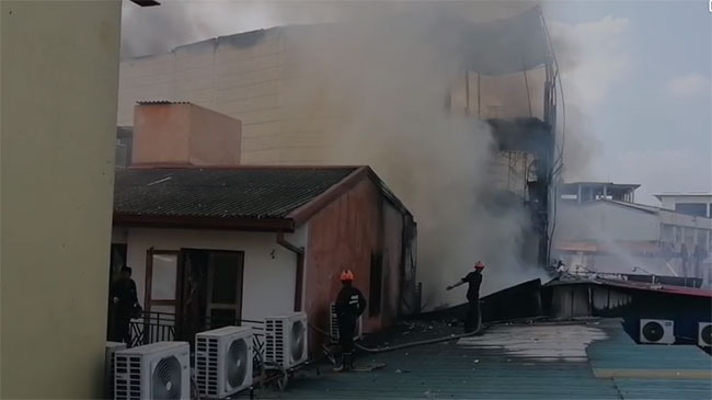 வர்த்தக நிலையங்களில் தீப்பரவல் – கொழும்பு , கண்டி வீதியின் கிரிபத்கொடை ஊடான போக்குவரத்து தடை