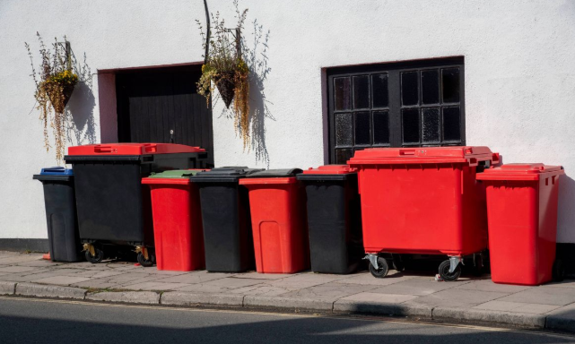 கழிவுத் தொட்டிகளைப் பயன்படுத்தும் குடும்பங்கள் விதிகளை மீறினால் அபராதம் கழிவுத் தொட்டிகளைப் பயன்படுத்தும் குடும்பங்கள் விதிகளை மீறினால் அபராதம்