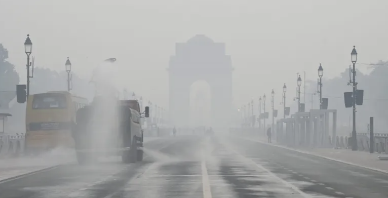 டெல்லியில் காற்றின் தரம் அபாயகரமான நிலையை எட்டியதாக தகவல் – விமான சேவைகள் பாதிப்பு