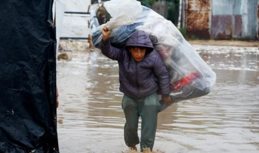 காசாவை தாக்கும் புயல் பைரன் – உயிரிழந்தோரின் எண்ணிக்கை அதிகரிப்பு காசாவை தாக்கும் புயல் பைரன் – உயிரிழந்தோரின் எண்ணிக்கை அதிகரிப்பு