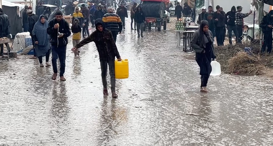 சீரற்ற வானிலையால் காசாவில் ஆயிரக்கணக்கான மக்கள் சிரமம்