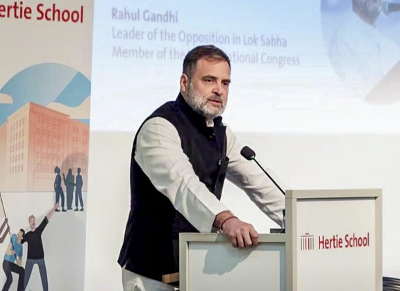 இந்திய அரசமைப்பை முழுமையாக அப்புறப்படுத்த பாஜக முயற்சி