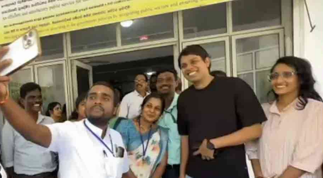 அர்ச்சுனா எம்.பியுடன் செல்ஃபி எடுக்க முண்டியடித்த அரச ஊழியர்கள்