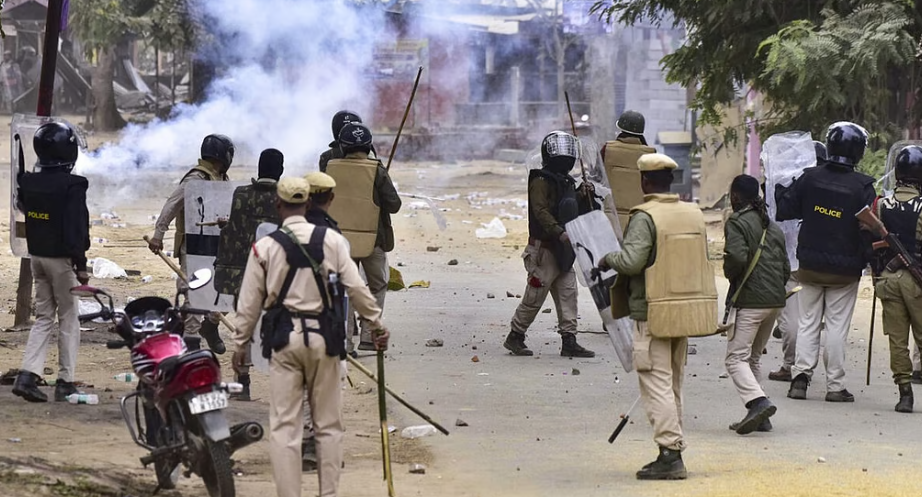 இந்தியாவின் அ​சாம் மாநிலத்தில் வன்முறை – 58 பொலிஸ் அதிகாரிகள் காயம்