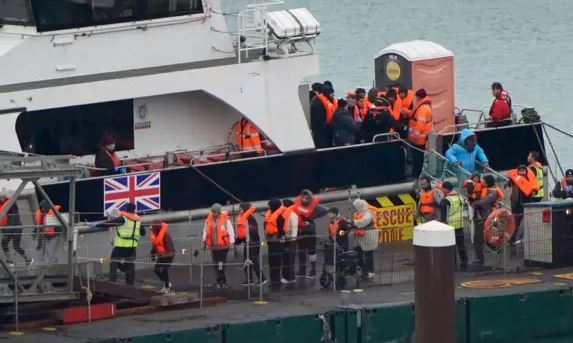 சனிக்கிழமை மாத்திரம் 800க்கும் மேற்பட்ட புலம்பெயர்ந்தோர் ஆங்கிலக் கால்வாயைக் கடந்து சாதனை! சனிக்கிழமை மாத்திரம் 800க்கும் மேற்பட்ட புலம்பெயர்ந்தோர் ஆங்கிலக் கால்வாயைக் கடந்து சாதனை!