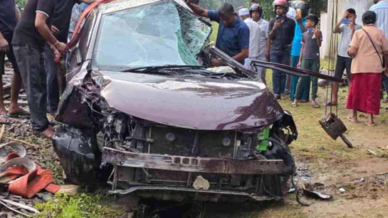 வெள்ள நிவாரண உதவிகளை ஏற்றிச் சென்ற கார், ரயிலுடன் மோதி விபத்து
