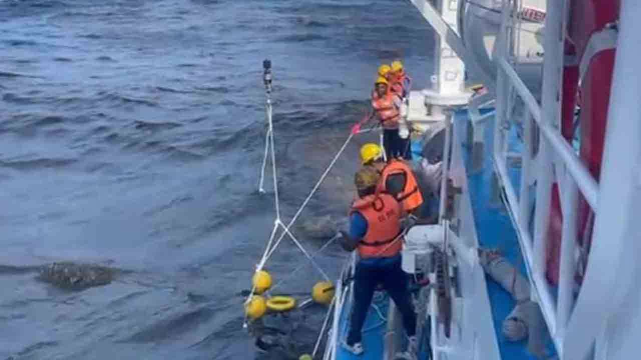 கொழும்புத் துறைமுகத்தில் மசகு எண்ணெய் கசிவு கொழும்புத் துறைமுகத்தில் மசகு எண்ணெய் கசிவு