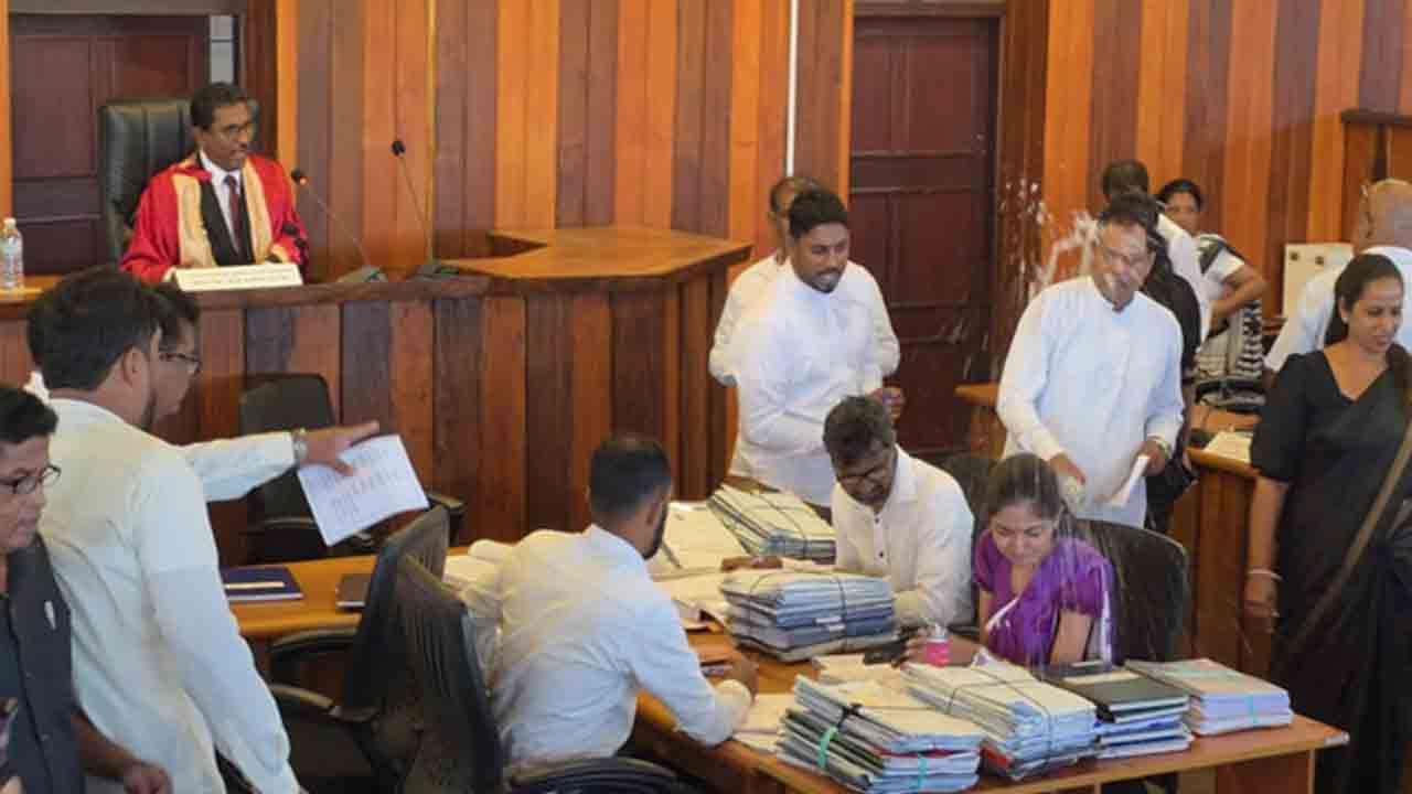 காலி மாநகர சபையில் ஆளும், எதிர்க்கட்சிகள் இடையே மோதல் காலி மாநகர சபையில் ஆளும், எதிர்க்கட்சிகள் இடையே மோதல்