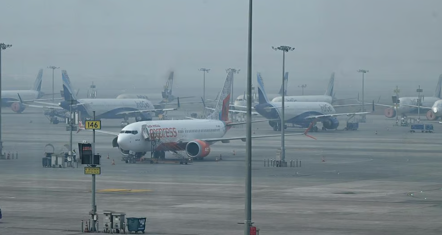 டெல்லியில் கடும் பனிமூட்டம் காரணமாக விமானம்  மற்றும் ரயில் சேவைகள் பாதிப்பு