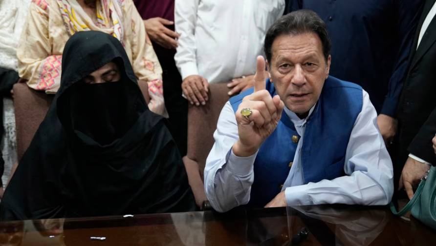 இம்ரான் கான் மற்றும் அவரது மனைவிக்கு 17 ஆண்டுகள் கடூழிய சிறைத் தண்டனை