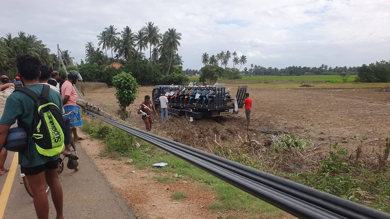 யாழில் மோட்டார் சைக்கிள்களை ஏற்றிச் சென்ற கனரக வாகனம் விபத்து! யாழில் மோட்டார் சைக்கிள்களை ஏற்றிச் சென்ற கனரக வாகனம் விபத்து!