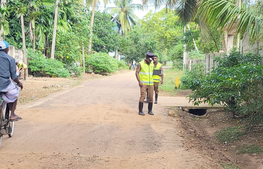 கிளிநொச்சியில் டிப்பர் வானகம் மீது பொலிஸார் துப்பாக்கிச் சூடு!