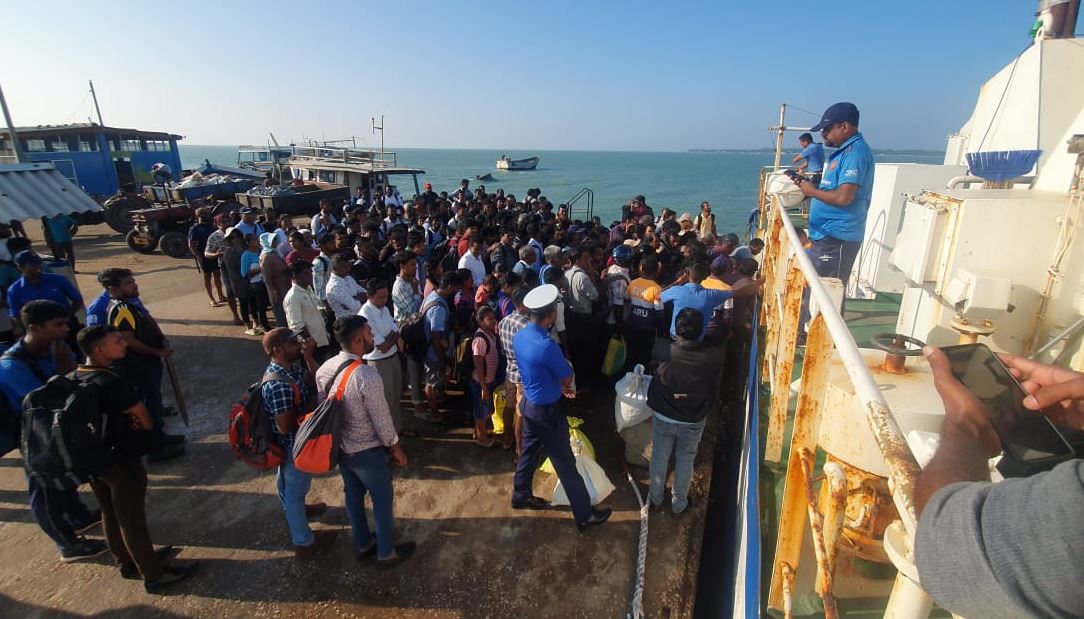 நெடுந்தீவுக்கு உயிரிழந்தவரின் சடலத்துடன் பயணிக்க கூறியதால் பயணிகள் குழப்பம் நெடுந்தீவுக்கு உயிரிழந்தவரின் சடலத்துடன் பயணிக்க கூறியதால் பயணிகள் குழப்பம்