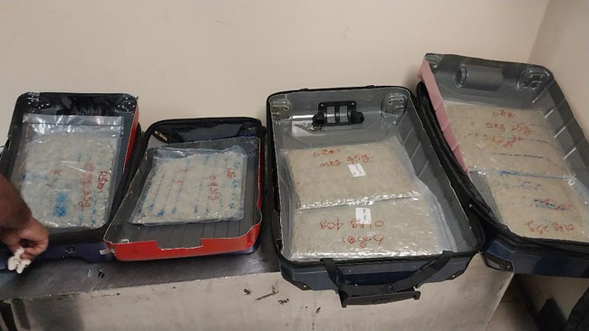 விமான நிலையத்தில், 200 மில்லியனுக்கும் அதிக பெறுமதியான போதைப்பொருளுடன் நால்வர் கைது