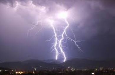 15 மாவட்டங்களுக்கு கடுமையான மின்னல் எச்சரிக்கை 15 மாவட்டங்களுக்கு கடுமையான மின்னல் எச்சரிக்கை