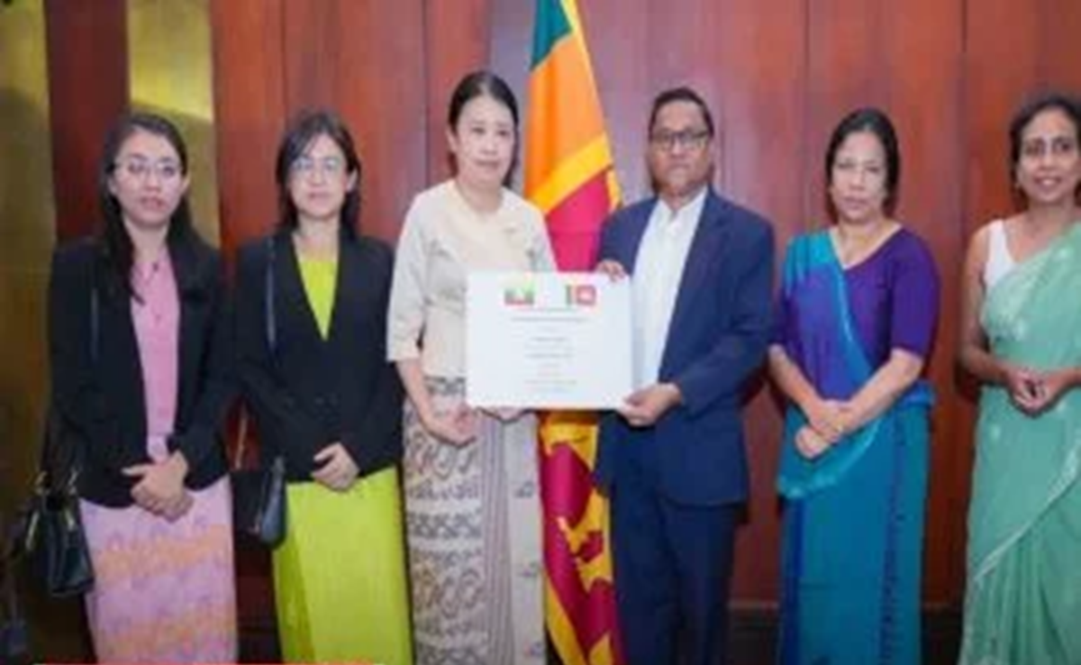 மியன்மாரின் ஒரு இலட்சம் டொலர் நிதியுதவி அமைச்சரிடம் கையளிப்பு மியன்மாரின் ஒரு இலட்சம் டொலர் நிதியுதவி அமைச்சரிடம் கையளிப்பு