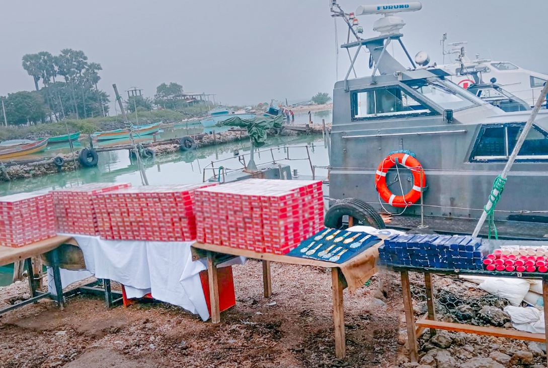 நெடுந்தீவு கடலில் மிதந்து வந்த வெளிநாட்டு சிகரெட்டுகள் மற்றும் அழகுசாதன பொருட்கள்