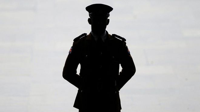 கொழும்பு புறநகரில் போலி பொலிஸ் அதிகாரி – பல பெண்கள் துஷ்பிரயோகம் கொழும்பு புறநகரில் போலி பொலிஸ் அதிகாரி – பல பெண்கள் துஷ்பிரயோகம்