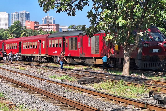 ரயில் தடம் புரள்வு