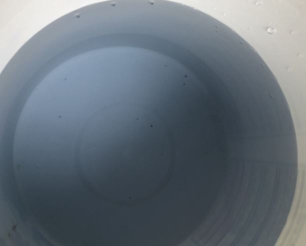 மட்டக்களப்பு நகரில் நீல நிறமாக மாறிய கிணற்று நீர்