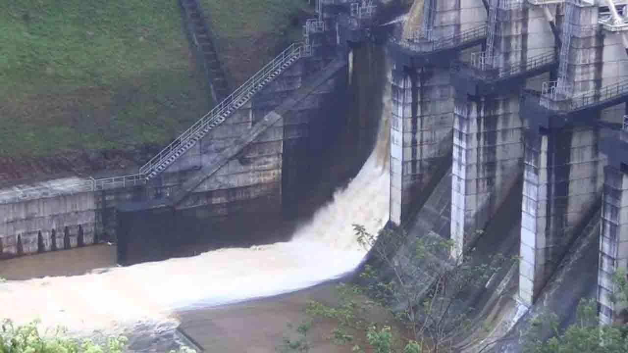 மேல் கொத்மலை நீர்த்தேக்கத்தின் ஒரு வான் கதவு திறப்பு