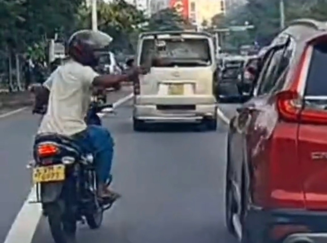 வீதியால் சென்ற வாகனங்களை அடித்து நொறுக்கியர் கைது