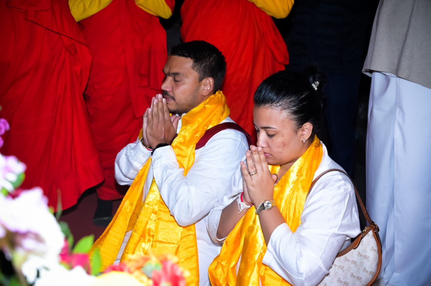 நாமலும் லிமினியும் புத்த கயா விஜயம் – மஹாபோதி விகாரையில் விசேட வழிபாடு