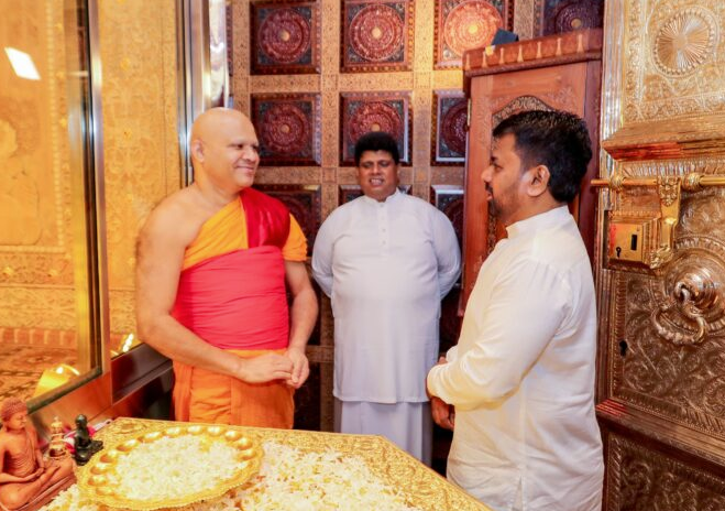 புத்தாண்டை முன்னிட்டு வரலாற்று சிறப்புமிக்க தலதா மாளிகையில் ஜனாதிபதி வழிபாடு