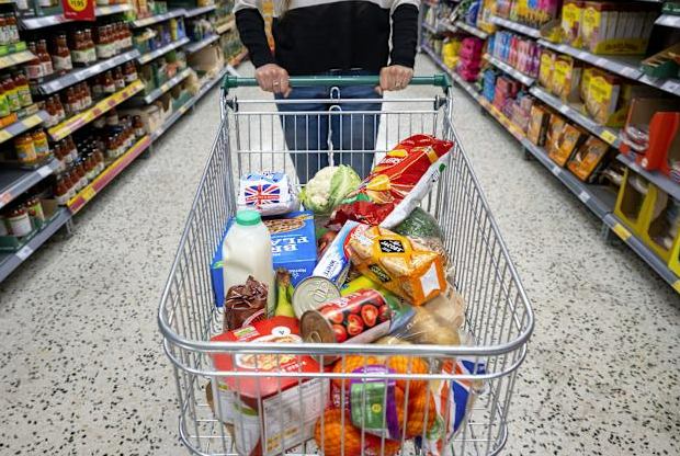 பிரித்தானியாவில் செலவு செய்வதை குறைத்துள்ள ஏழைகள்