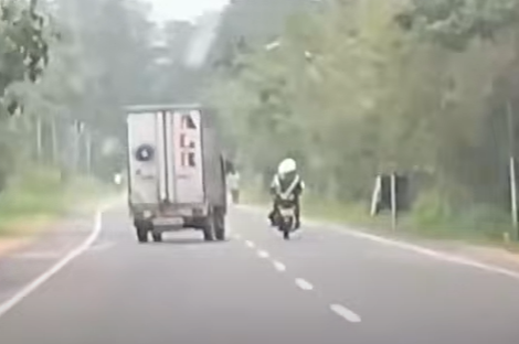 வவுனியாவில் போக்குவரத்து பொலிஸாரை மோதிவிட்டுத் தப்பிய லொறி சாரதி