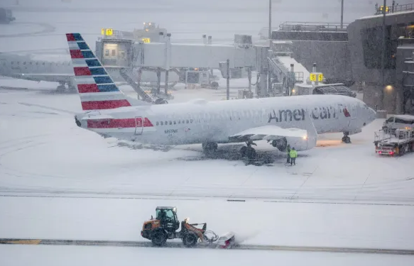 அமெரிக்காவில் கடும் பனிப்புயல் – இதுவரை 25 பேர் உயிரிழப்பு, 8000 விமான சேவைகள் ரத்து