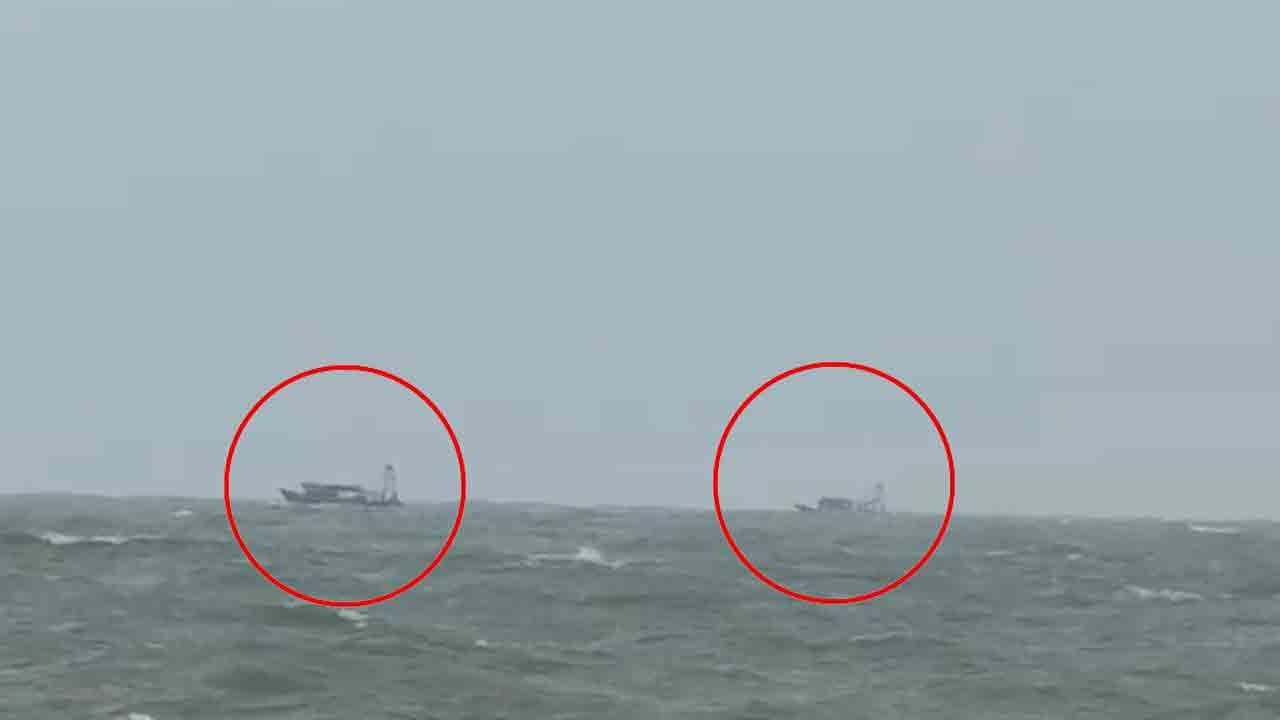 கடல் சீற்றத்திற்கு மத்தியிலும் சட்டவிரோத மீன்பிடியில் இந்திய மீனவர்கள் கடல் சீற்றத்திற்கு மத்தியிலும் சட்டவிரோத மீன்பிடியில் இந்திய மீனவர்கள்