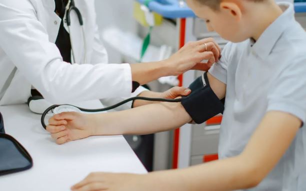 இங்கிலாந்தில் இளம் பருவத்தினரிடையே உயர் இரத்த அழுத்தம் அதிகரிப்பு இங்கிலாந்தில் இளம் பருவத்தினரிடையே உயர் இரத்த அழுத்தம் அதிகரிப்பு