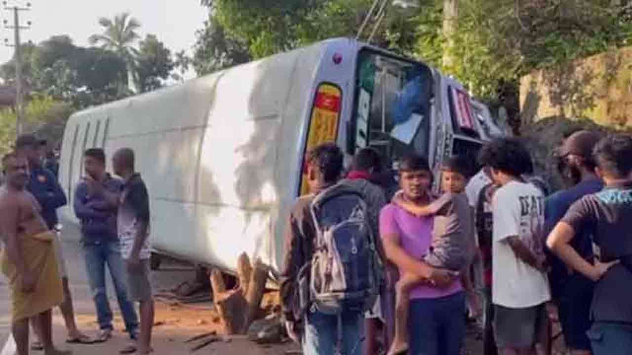 கொழும்பிலிருந்து வெலிமடை நோக்கிப் பயணித்த பேருந்து விபத்து – சாரதி உயிரிழப்பு