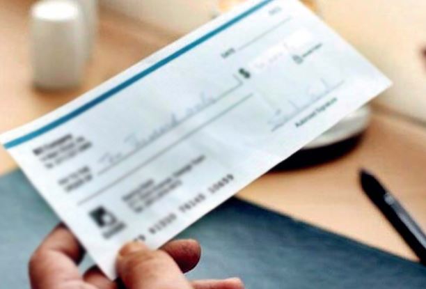 டித்வா சூறாவளியால் பாதிக்கப்பட்டோருக்கான இழப்பீட்டு காசோலையில் சர்ச்சை