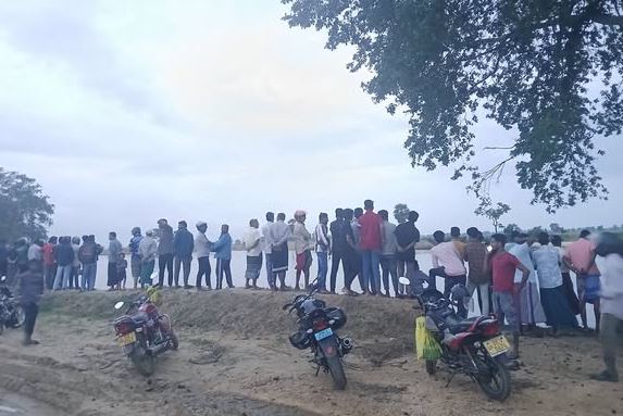 முதலை இழுத்துச் சென்ற நபரை தேடும் பணி மீண்டும் ஆரம்பம்! முதலை இழுத்துச் சென்ற நபரை தேடும் பணி மீண்டும் ஆரம்பம்!